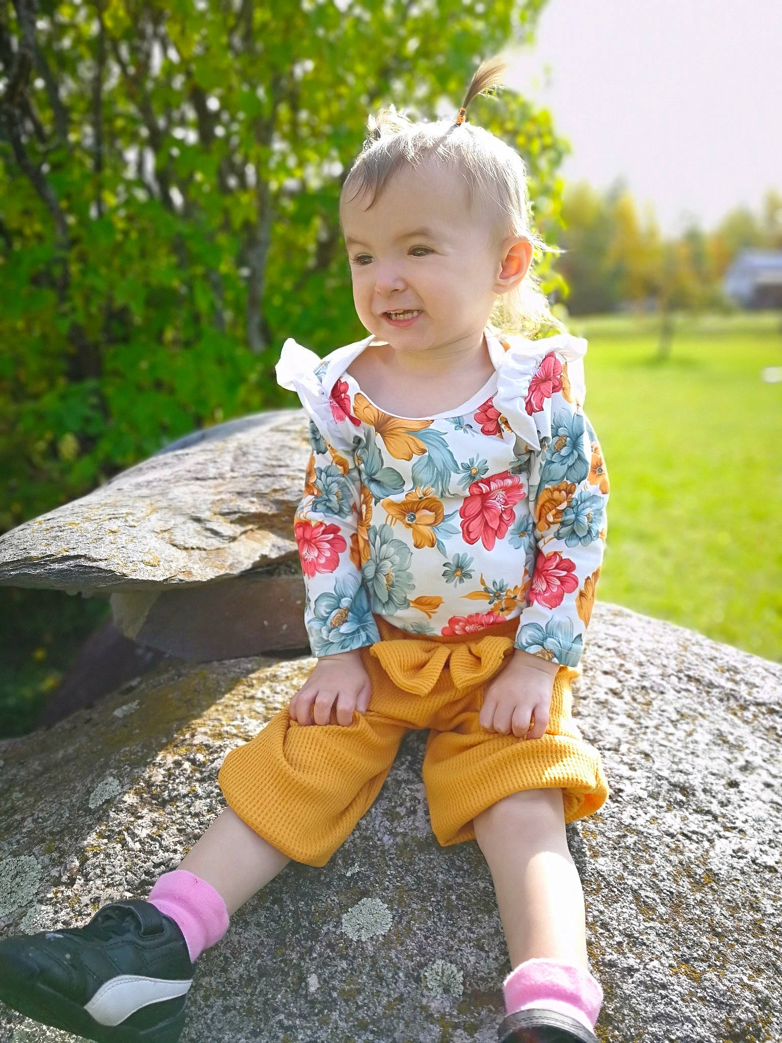 Maddye a rejoint le concours — aidez-le/la à gagner de superbes lots ! baby_toddler_clothing, clothing, cool, dress, face, grass, happy, iris, joy, leg, leisure, lip, people_in_nature, person, pink, plant, shoe, skin, sleeve, smile