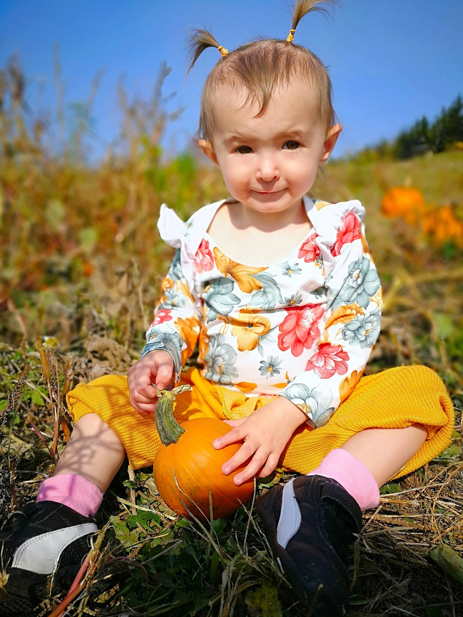 Maddye a rejoint le concours — aidez-le/la à gagner de superbes lots ! baby_toddler_clothing, face, flash_photography, footwear, grass, grassland, hairstyle, happy, head, joy, leg, orange, people_in_nature, person, photograph, plant, playing_with_kids, pumpkin, shoe, sky