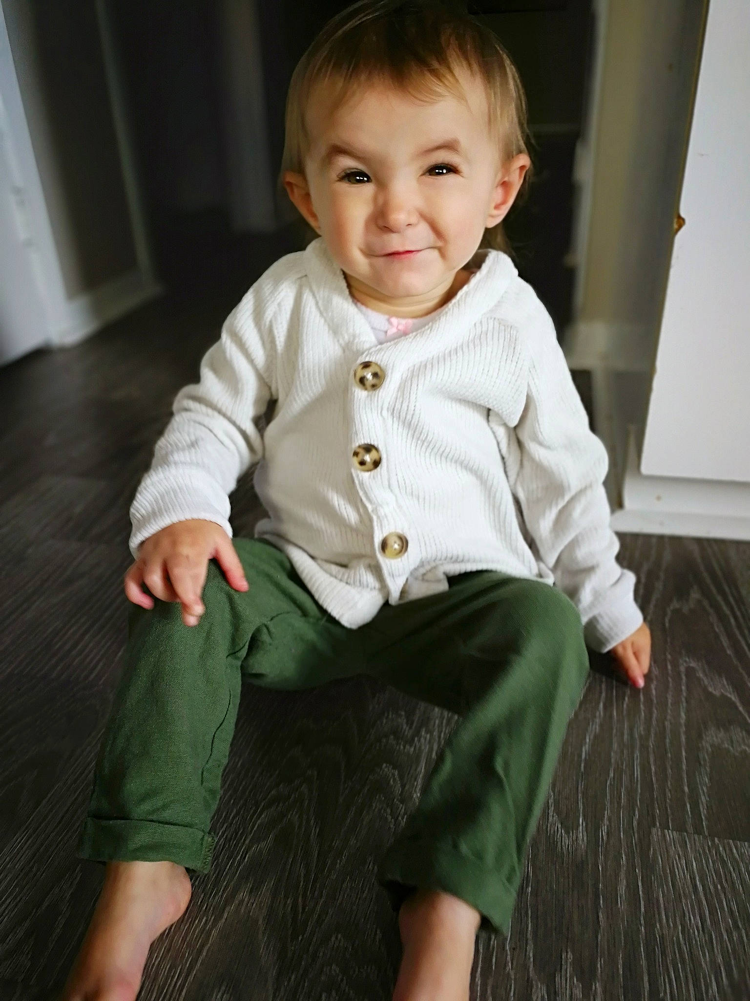 Maddye a rejoint le concours — aidez-le/la à gagner de superbes lots ! baby, baby_toddler_clothing, cheek, child, chin, collar, dress_shirt, eye, flooring, hair, human_body, human_leg, iris, joy, knee, person, sitting, sleeve, smile, t_shirt