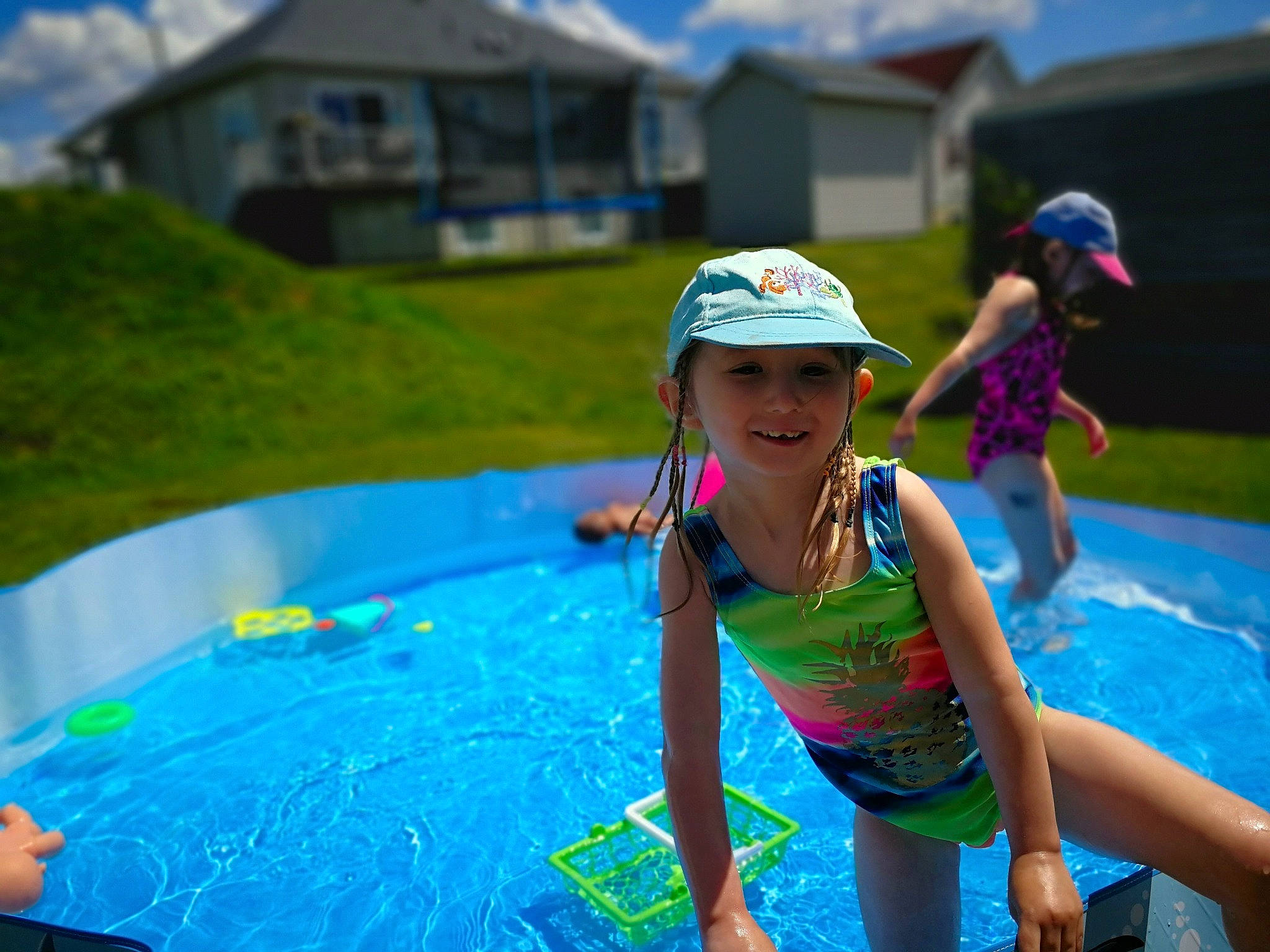 Maicye a rejoint le concours — aidez-le/la à gagner de superbes lots ! aqua, azure, body_of_water, cloud, electric_blue, fun, grass, green, happy, headgear, headwear, joy, leisure, person, personal_protective_equipment, recreation, sky, smile, summer, swimming_pool