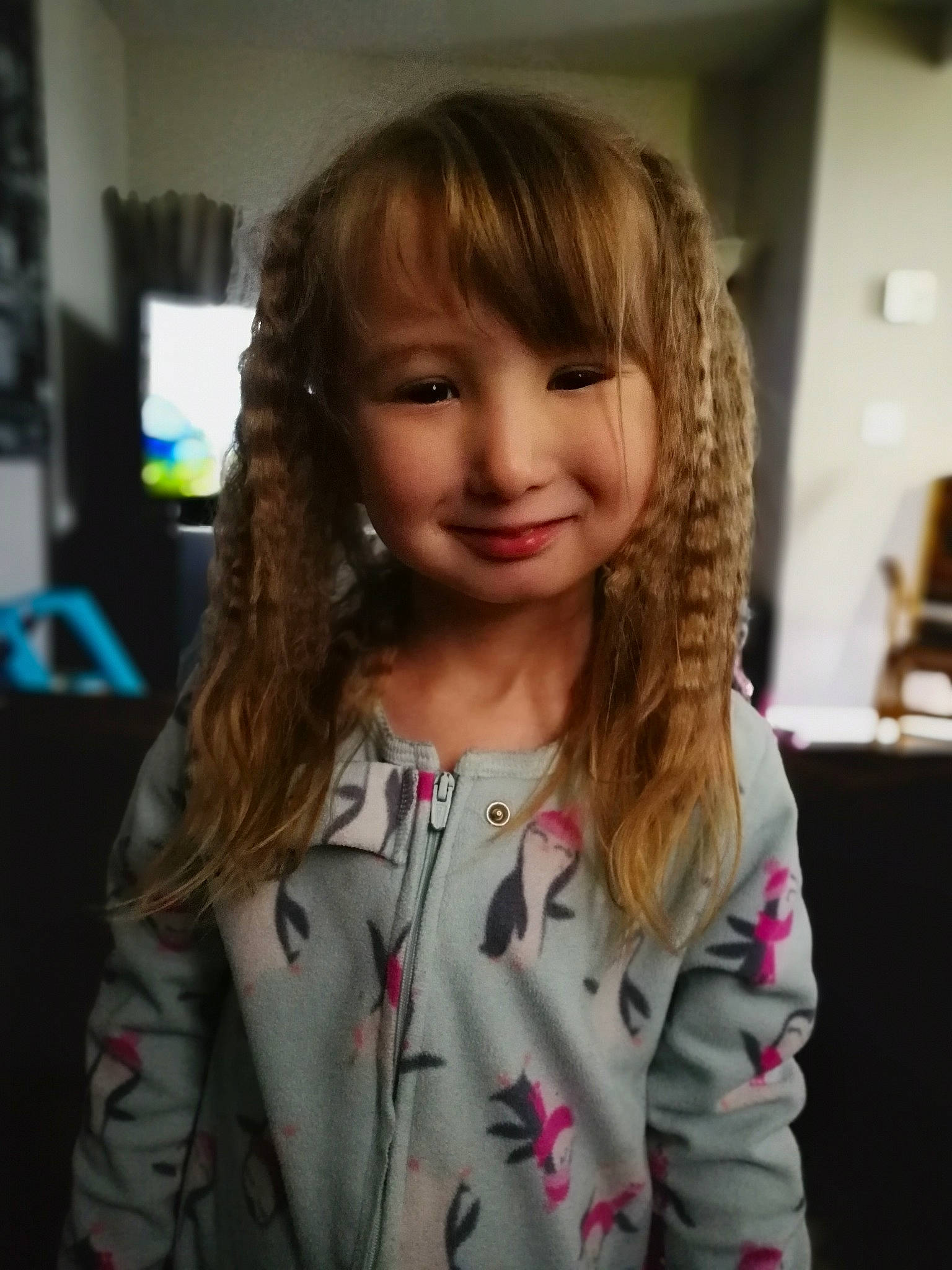 Maicye participe au concours pour gagner de l'argent avec cette photo : bangs, cheek, clothing, cool, eyebrow, eyelash, forehead, fun, hair, happy, iris, joy, layered_hair, lip, long_hair, nose, outerwear, person, skin, sleeve