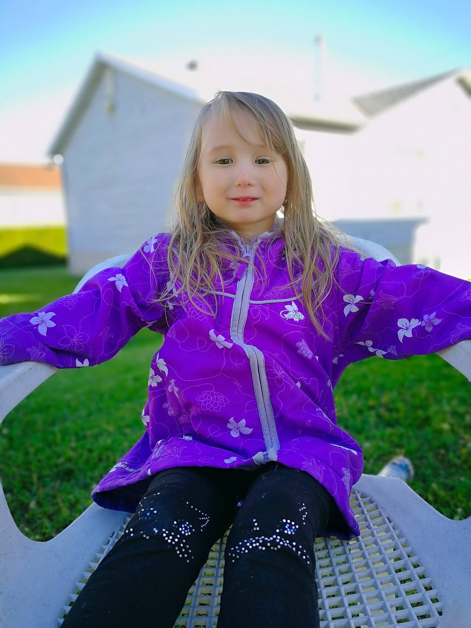 Maicye a rejoint le concours — aidez-le/la à gagner de superbes lots ! blond, clothing, electric_blue, facial_expression, fun, grass, hairstyle, happy, jacket, joy, leisure, magenta, outerwear, people_in_nature, person, pink, purple, sky, sleeve, smile