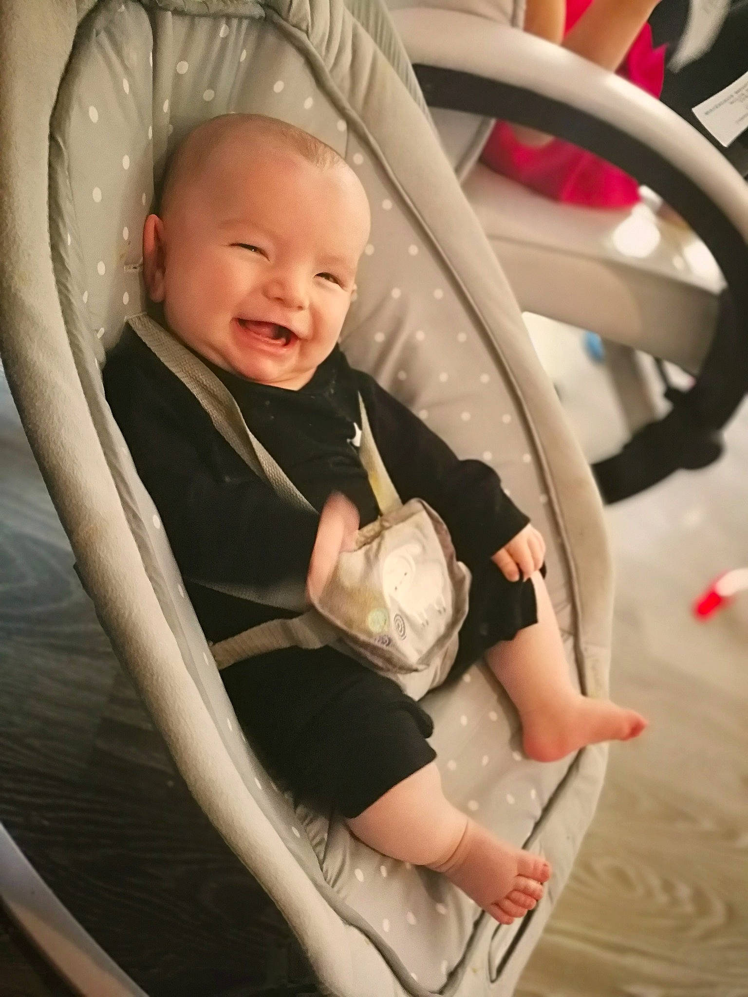 Jayce a rejoint le concours — aidez-le/la à gagner de superbes lots ! auto_part, automotive_design, baby, baby_carriage, baby_toddler_clothing, car_seat, child, comfort, facial_expression, finger, fun, happy, head, human_body, person, skin, smile, toddler, vehicle_door, wheel