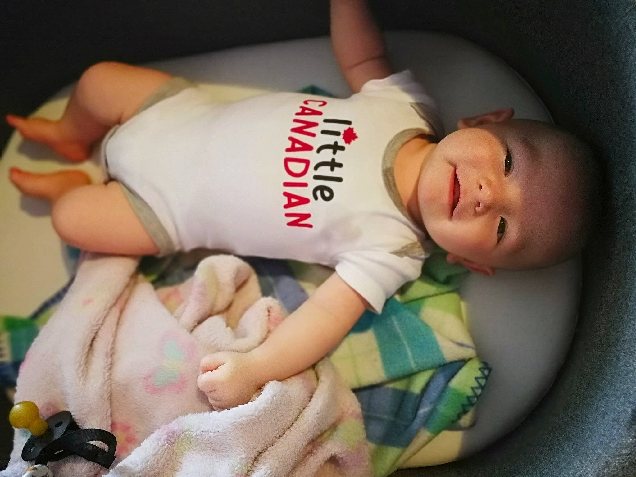 Jayce a rejoint le concours — aidez-le/la à gagner de superbes lots ! baby, baby_safety, baby_toddler_clothing, cheek, child, comfort, elbow, eye, face, finger, fun, headgear, human_body, mouth, muscle, person, skin, sleeve, thigh, thumb