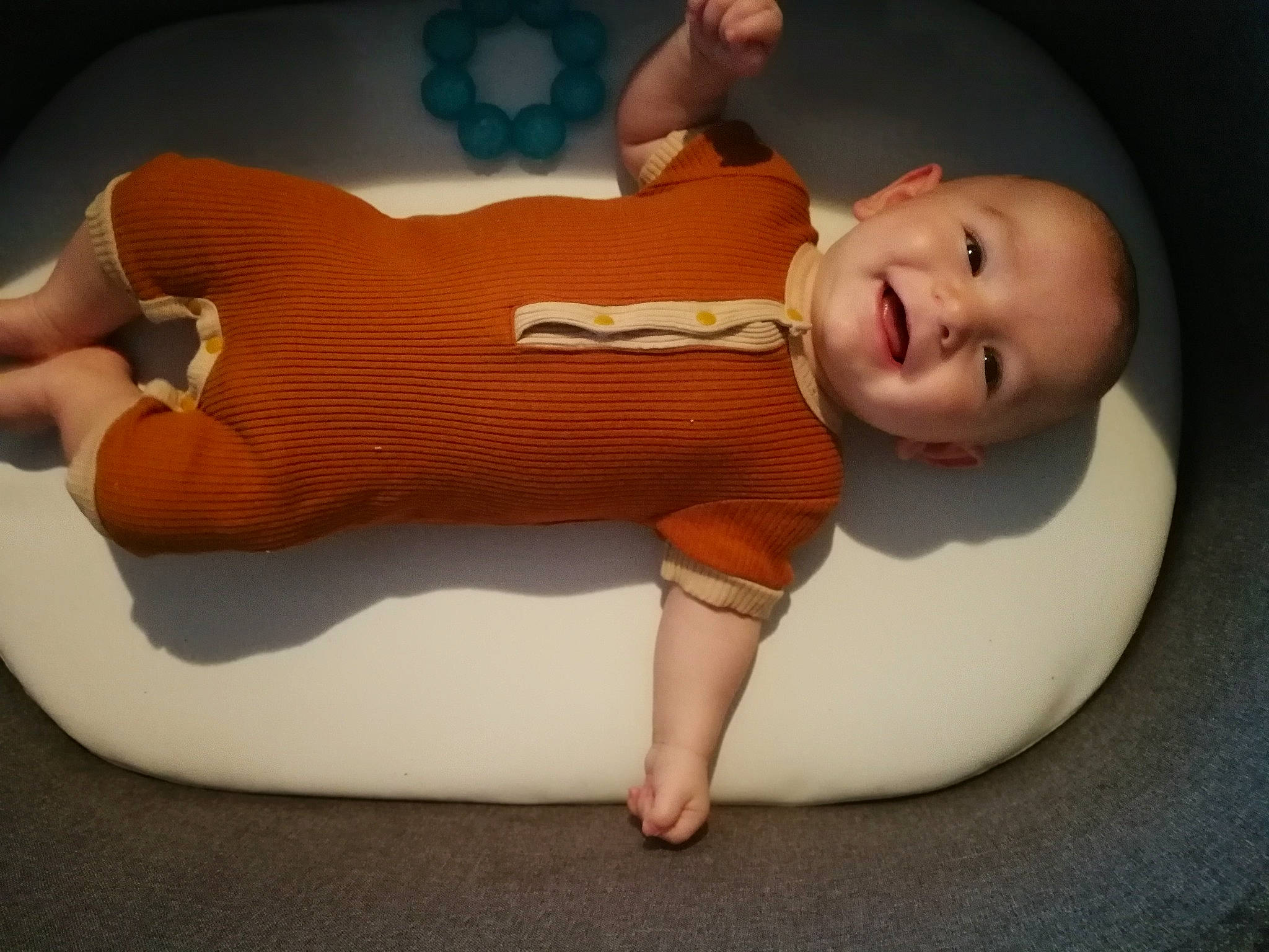 Jayce participe au concours pour gagner de l'argent avec cette photo : baby, baby_toddler_clothing, barefoot, cheek, child, comfort, elbow, finger, foot, human_body, joy, knee, lap, leg, neck, person, skin, sleeve, smile, stomach
