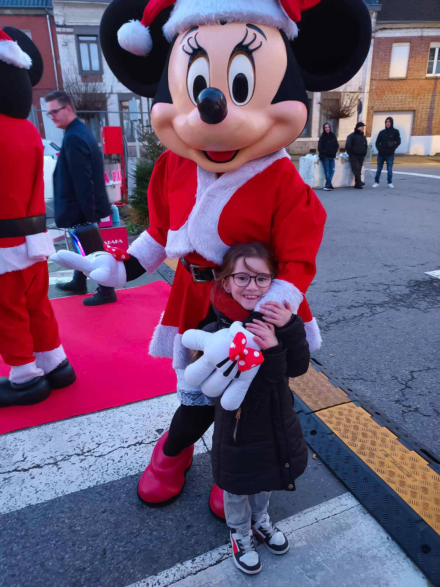 Hinata participe au concours pour gagner de l'argent avec cette photo : blurred, boot, carmine, clothing, costume, event, footwear, fun, fur, glove, happy, hat, joy, leisure, mammal, mascot, person, recreation, red, smile