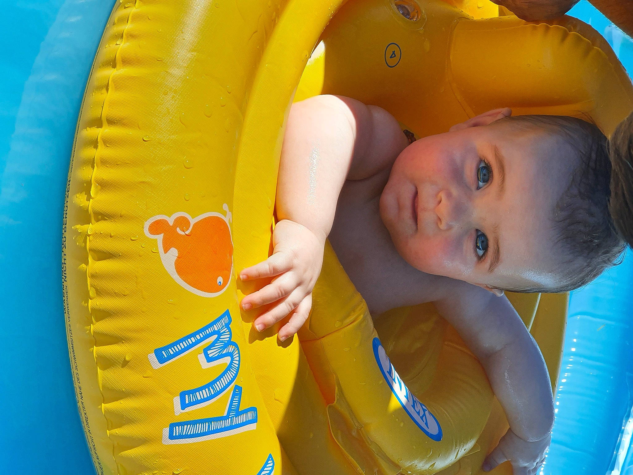 Timothée a rejoint le concours — aidez-le/la à gagner de superbes lots ! baby_float, baby_products, child, fun, games, inflatable, person, product, recreation, yellow