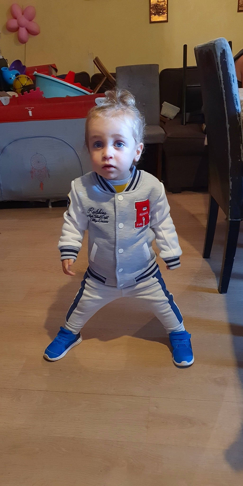 Timothée a rejoint le concours — aidez-le/la à gagner de superbes lots ! baby, baby_toddler_clothing, chair, child, electric_blue, eye, fashion_design, floor, flooring, fun, hairstyle, head, human_body, person, recreation, sleeve, sportswear, toddler, uniform, white