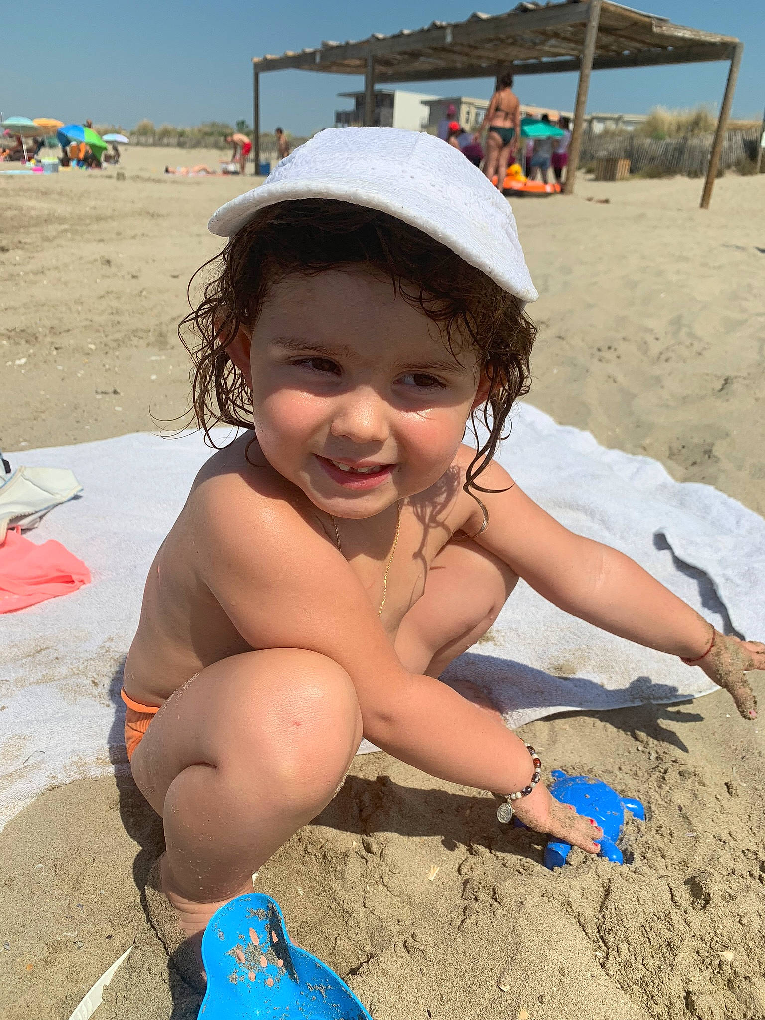 Selena a rejoint le concours — aidez-le/la à gagner de superbes lots ! beach, blue, body_of_water, fun, hairstyle, happy, hat, joy, leg, leisure, mouth, people_on_beach, person, recreation, sand, sky, smile, summer, swimwear, thigh
