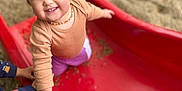 Amélia a rejoint le concours — aidez-le/la à gagner de superbes lots ! casual_wear, child, closeup, clothing, daylight, feet, friends, fun, happy, holding_hands, outdoor, person, play, playground, red_slide, short_hair, slide, smiling, toddler, toy