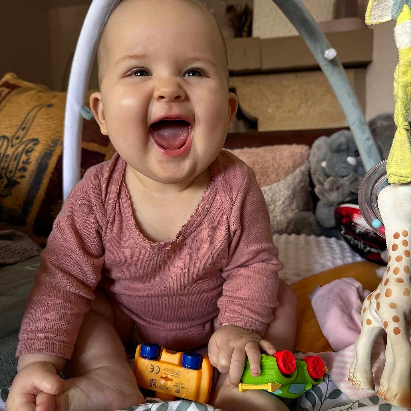 Amélia a rejoint le concours — aidez-le/la à gagner de superbes lots ! accessories, baby, babylaughing, bed, can, face, furniture, happy, head, jewelry, laughing, necklace, person, photography, portrait, smile, tin, toy