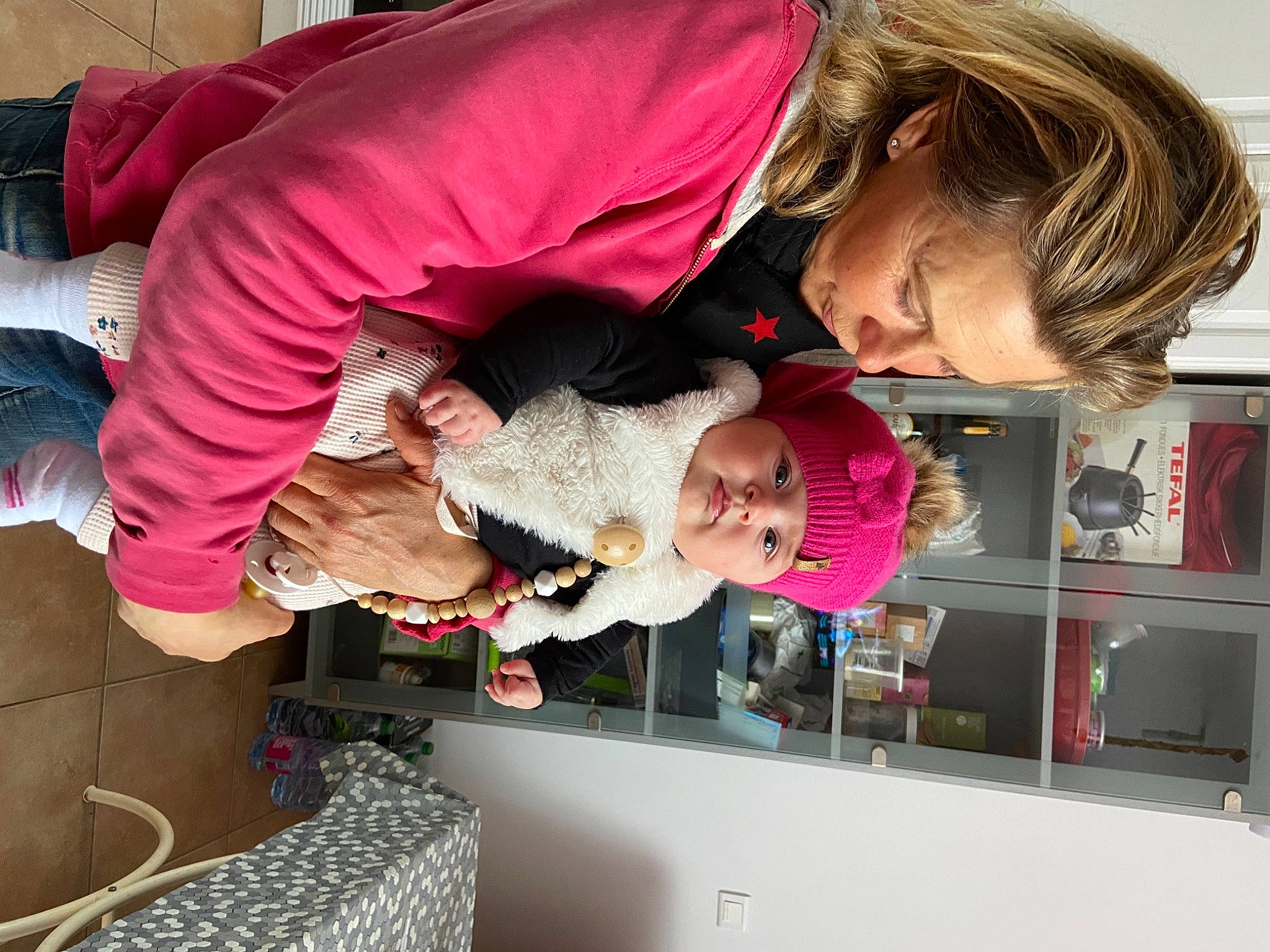 Elyse a rejoint le concours — aidez-le/la à gagner de superbes lots ! baby, beauty, child, comfort, event, fashion, fun, fur, happy, headwear, lap, magenta, person, pink, plant, room, shelf, sitting, smile, toddler