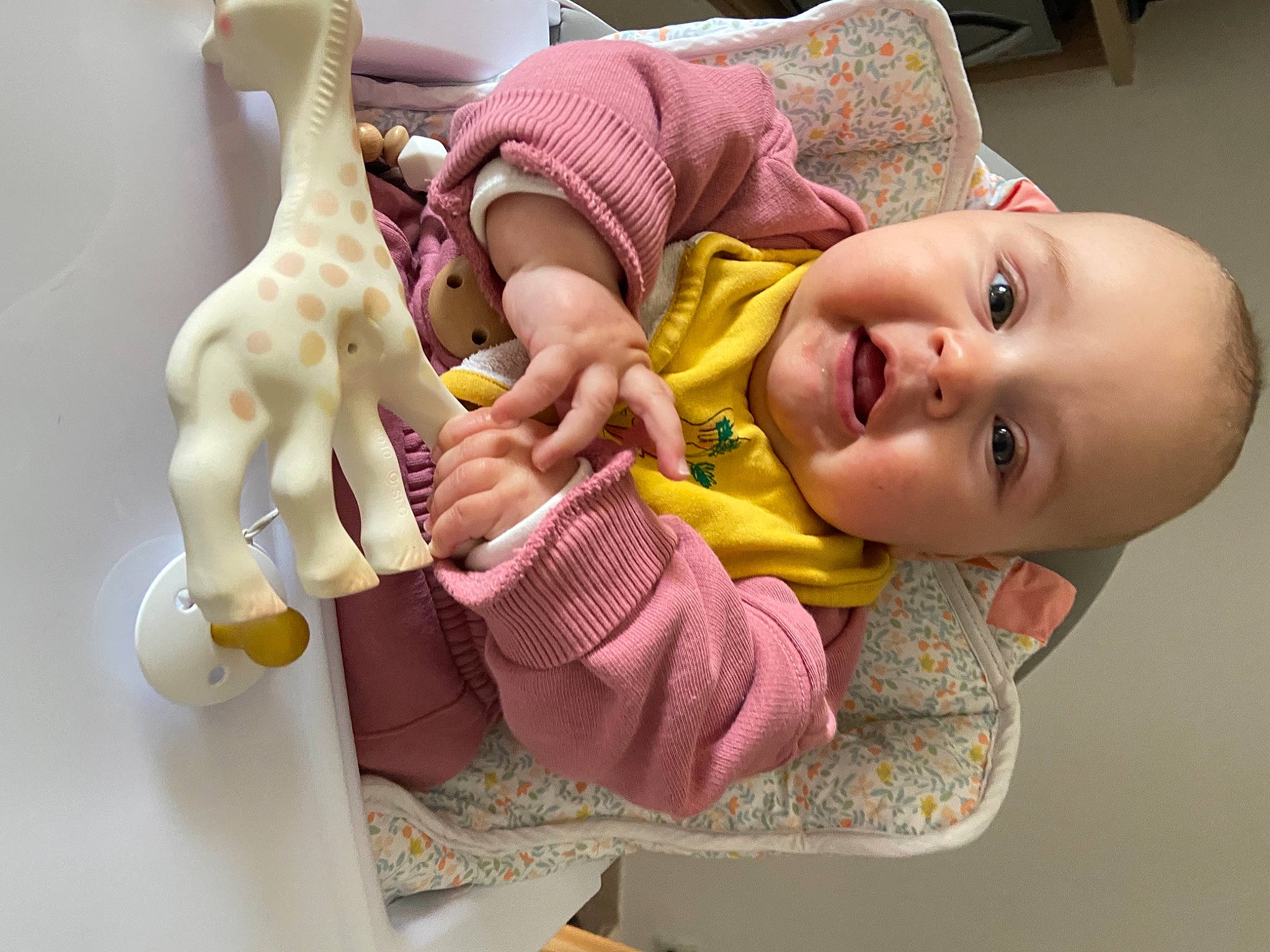 Elyse a rejoint le concours — aidez-le/la à gagner de superbes lots ! arm, baby, baby_laughing, baby_products, baby_toddler_clothing, cheek, child, ear, finger, gesture, hand, happy, human_body, person, pink, product, skin, smile, thumb, toddler