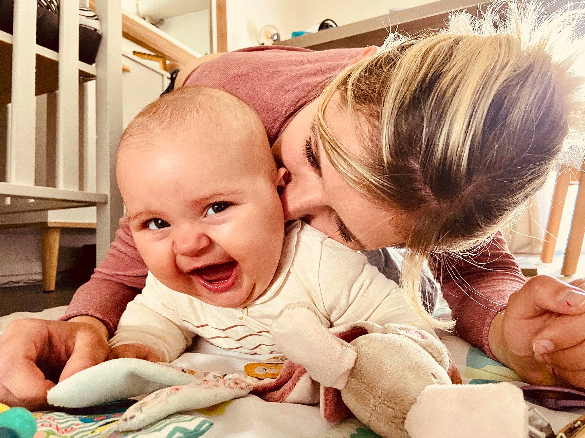 Elyse participe au concours pour gagner de l'argent avec cette photo : baby, cheek, child, comfort, ear, eye, fun, gesture, hairstyle, hand, happy, iris, mouth, nose, people, person, sharing, skin, smile, thumb