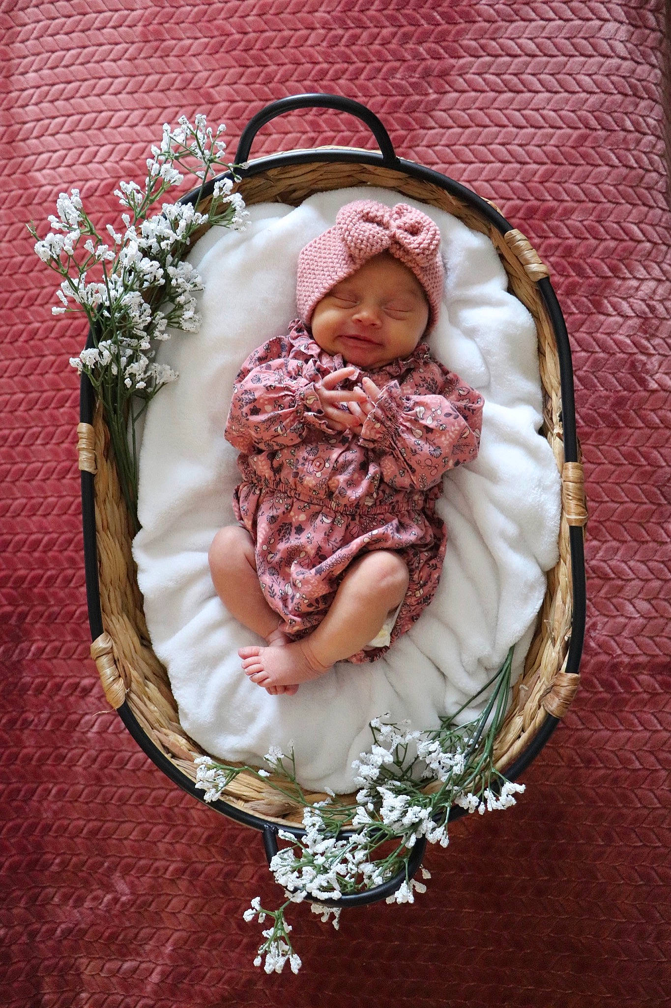 Elyse participe au concours pour gagner de l'argent avec cette photo : baby, baby_sleeping, baby_toddler_clothing, comfort, fashion_accessory, flower, flower_arranging, head, headgear, headwear, linens, peach, person, petal, pink, plant, rose, rose_family, sleeve, sweetness