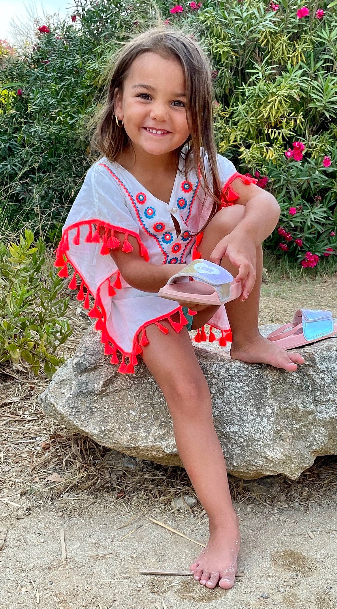 Kim a rejoint le concours — aidez-le/la à gagner de superbes lots ! dress, eye, face, fawn, grass, happy, head, human_body, joy, knee, leg, leisure, lip, people_in_nature, person, plant, skin, smile, summer, thigh