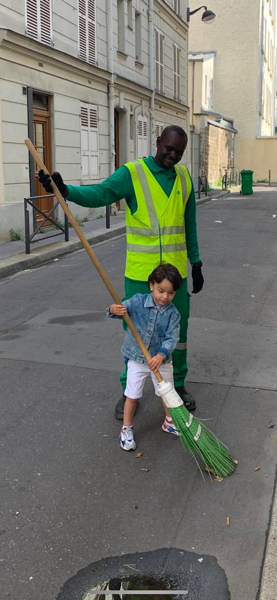 Walid participe au concours pour gagner de l'argent avec cette photo : asphalt, blue_collar_worker, cleanliness, crutch, event, green, hat, high_visibility_clothing, person, public_space, road, road_surface, shorts, sidewalk, street, street_sweeper, tire, under_exposed, waste_collector, wheel