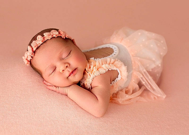 Lyana a rejoint le concours — aidez-le/la à gagner de superbes lots ! baby, baby_sleeping, beige, child, ear, fashion_accessory, fur, hair_accessory, headband, headgear, headpiece, person, photograph, photography, pink, portrait_photography, product, skin, sleep, toddler