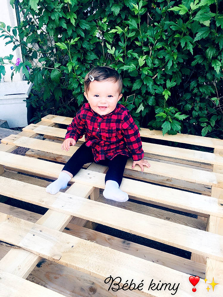 Kimberley a rejoint le concours — aidez-le/la à gagner de superbes lots ! child, child_model, joy, leg, pattern, person, photography, plant, sitting, toddler, wood