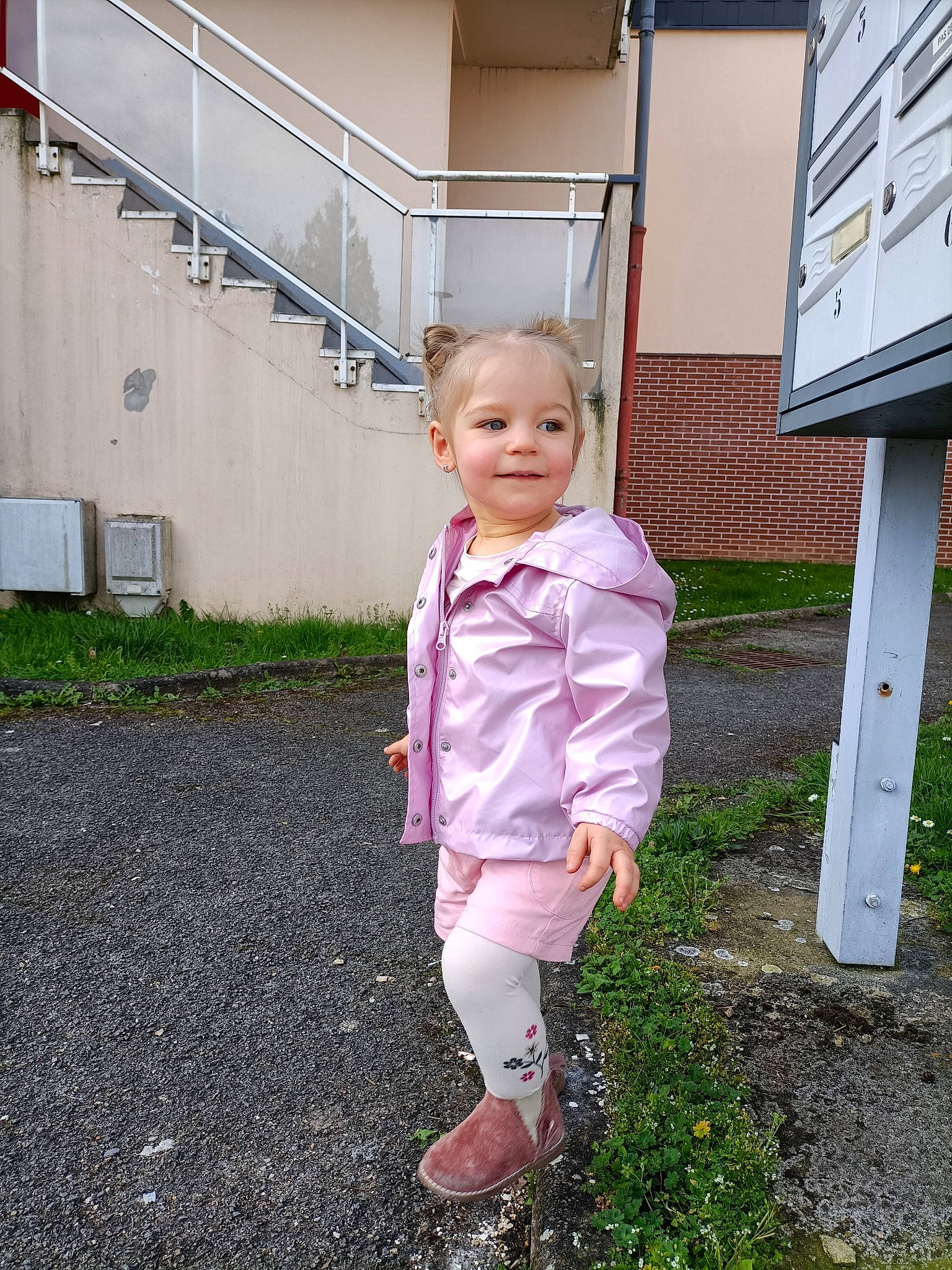 Annaëlle participe au concours pour gagner de l'argent avec cette photo : asphalt, baby, baby_toddler_clothing, child, fun, garden, grass, joy, lawn, leisure, magenta, people_in_nature, person, plant, public_space, road_surface, sidewalk, sleeve, smile, soil