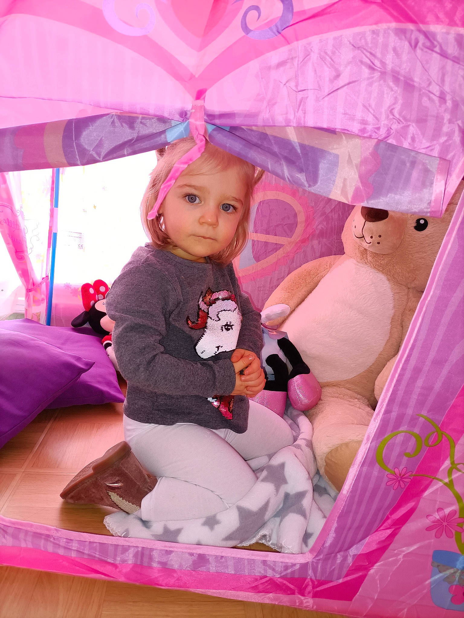 Annaëlle participe au concours pour gagner de l'argent avec cette photo : baby, baby_products, child, doll, event, fashion_accessory, fun, happy, leisure, linens, magenta, pattern, person, pink, purple, room, textile, toddler, toy, umbrella
