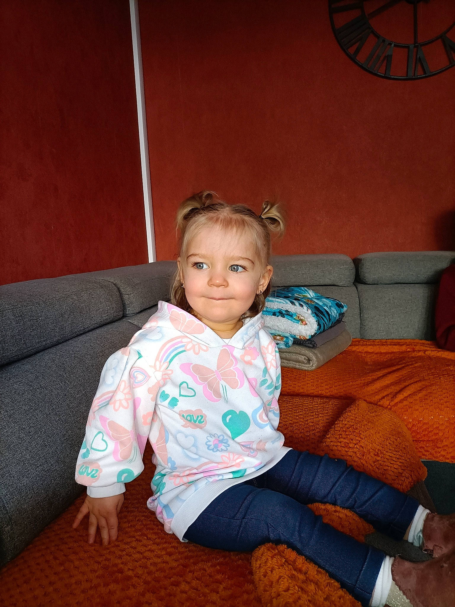 Annaëlle participe au concours pour gagner de l'argent avec cette photo : baby_toddler_clothing, child, comfort, couch, flash_photography, flooring, fun, hair, hairstyle, happy, human_leg, joy, leg, leisure, living_room, person, sitting, sleeve, smile, sock