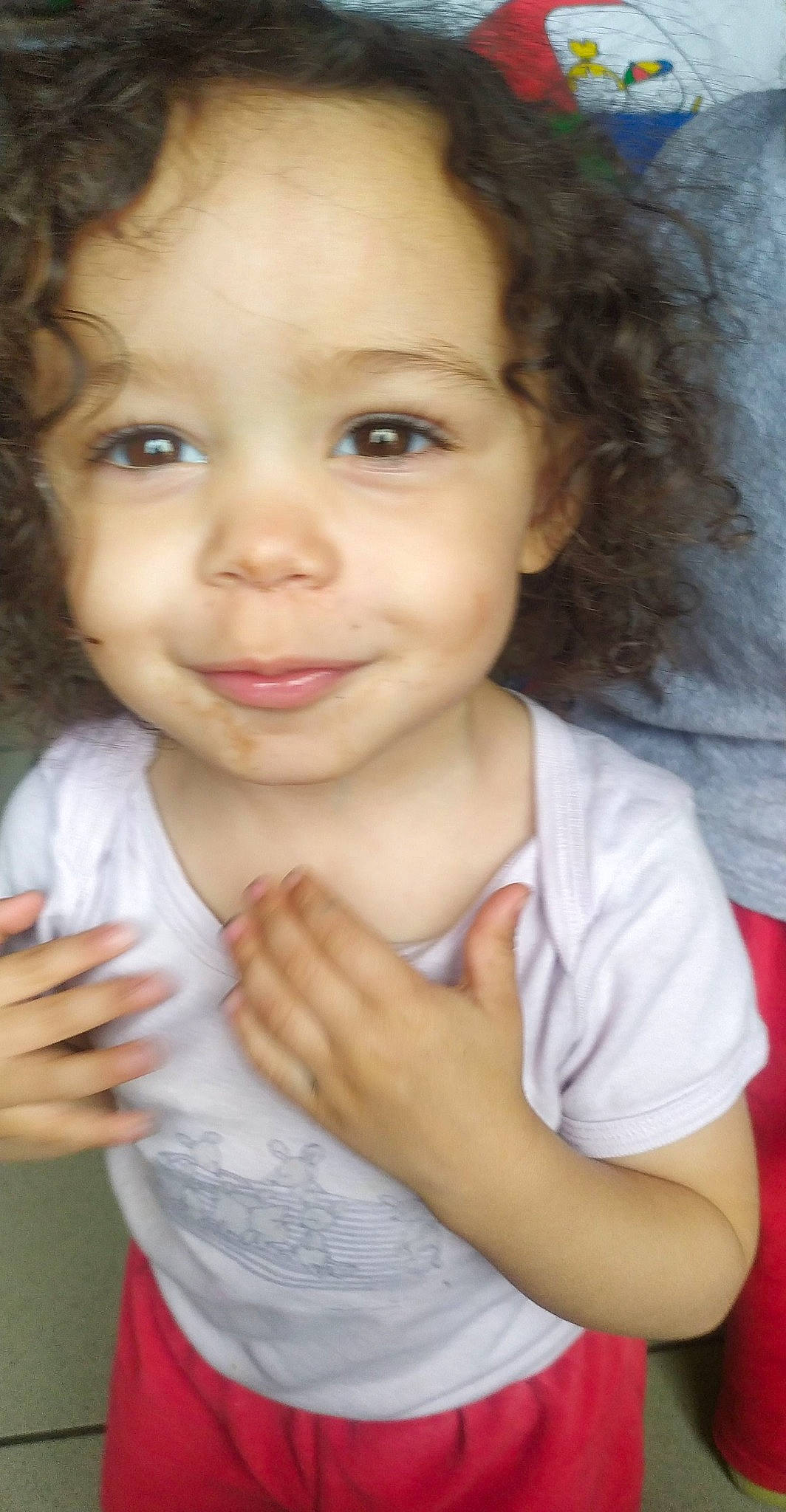 Laïla participe au concours pour gagner de l'argent avec cette photo : arm, cheek, chin, ear, eye, eyebrow, eyelash, finger, flash_photography, forehead, gesture, hand, happy, iris, joy, lip, nose, person, skin, smile