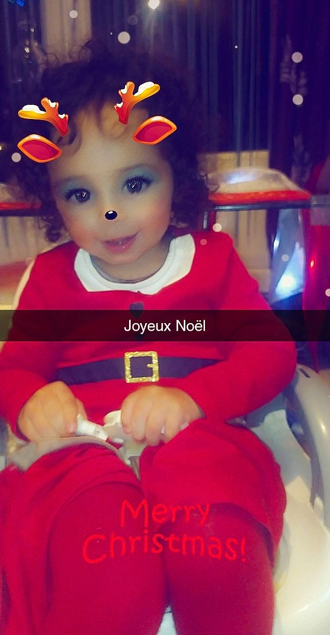 Laïla participe au concours pour gagner de l'argent avec cette photo : baby_toddler_clothing, cheek, child, christmas_ornament, event, fun, hair_accessory, hairstyle, happy, headband, holiday, lap, lip, magenta, person, pink, red, skin, sleeve, textile