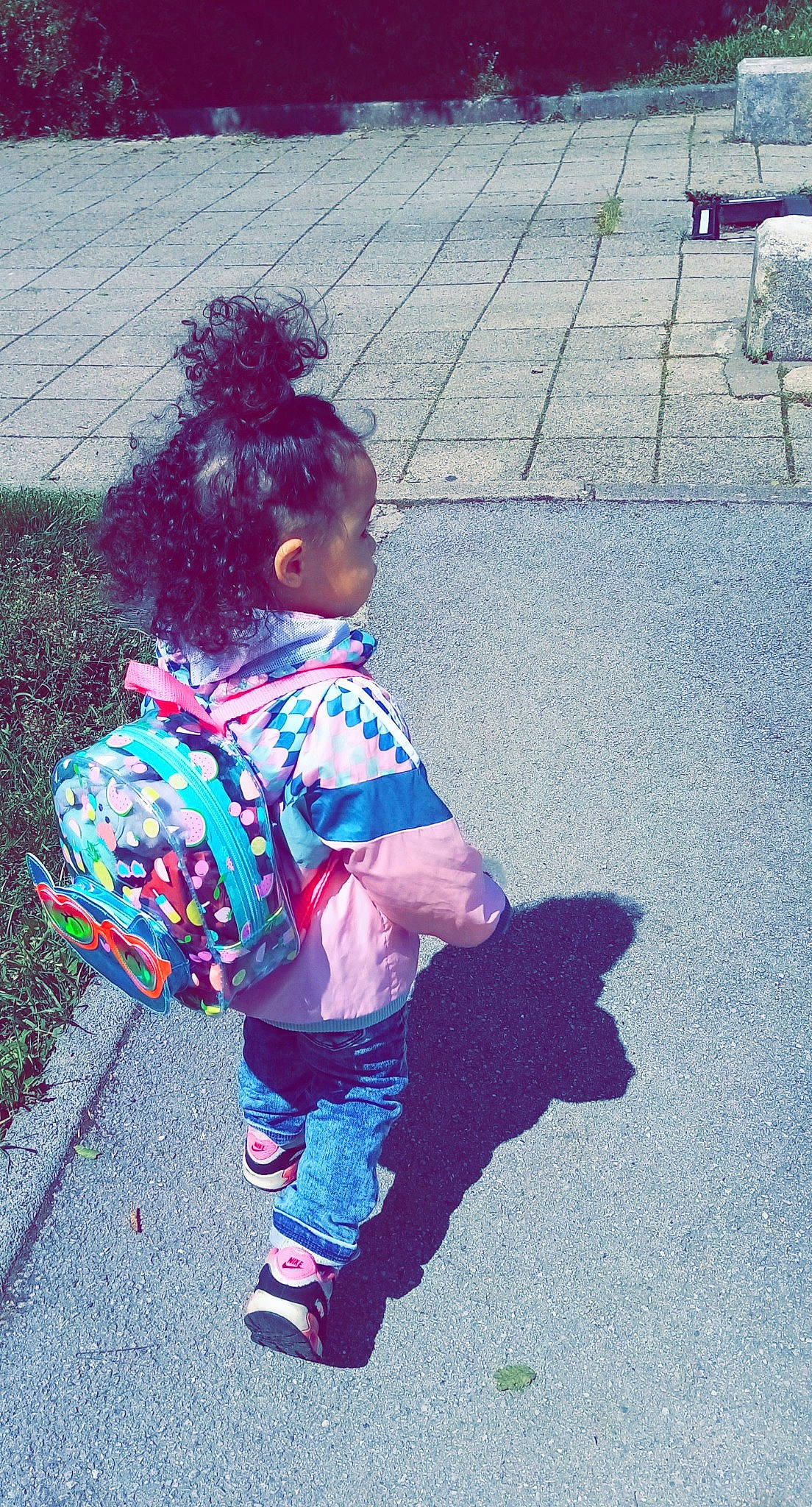 Laïla participe au concours pour gagner de l'argent avec cette photo : asphalt, child, cool, denim, electric_blue, fun, gesture, happy, leisure, magenta, pattern, pedestrian, person, play, road, road_surface, shadow, sidewalk, sitting, tints_and_shades