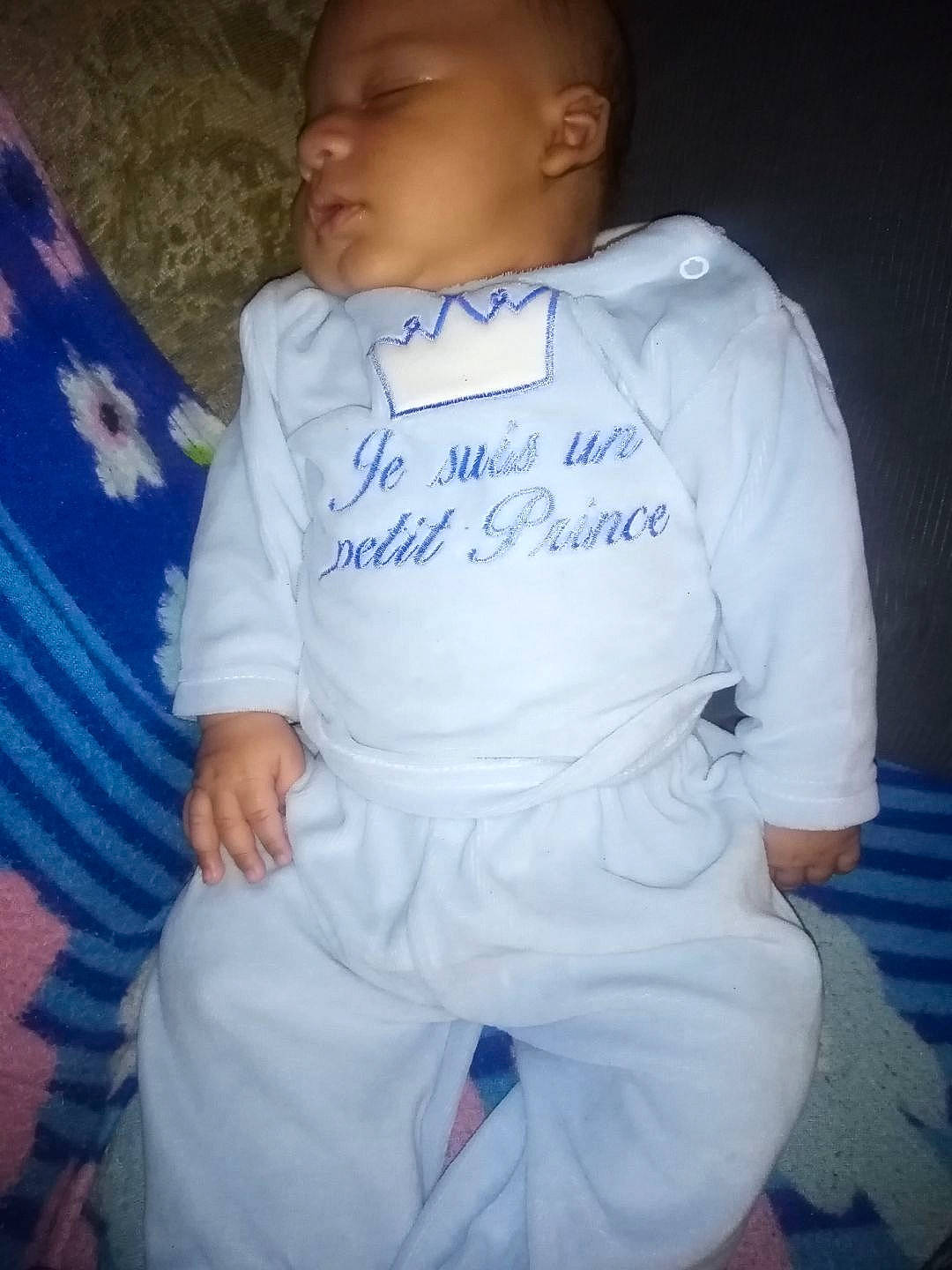 Ayane a rejoint le concours — aidez-le/la à gagner de superbes lots ! abdomen, baby, chest, child, cool, elbow, electric_blue, forehead, fun, gesture, happy, linens, neck, person, photo_caption, sitting, skin, sleeve, t_shirt, toddler