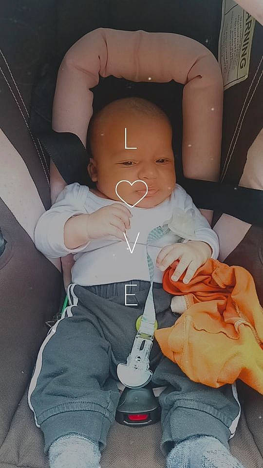 Ayane participe au concours pour gagner de l'argent avec cette photo : baby, baby_products, car_seat, carmine, cheek, chest, child, comfort, doll, finger, gesture, human_body, joint, lap, person, plastic, sitting, stuffed_toy, thumb, toy