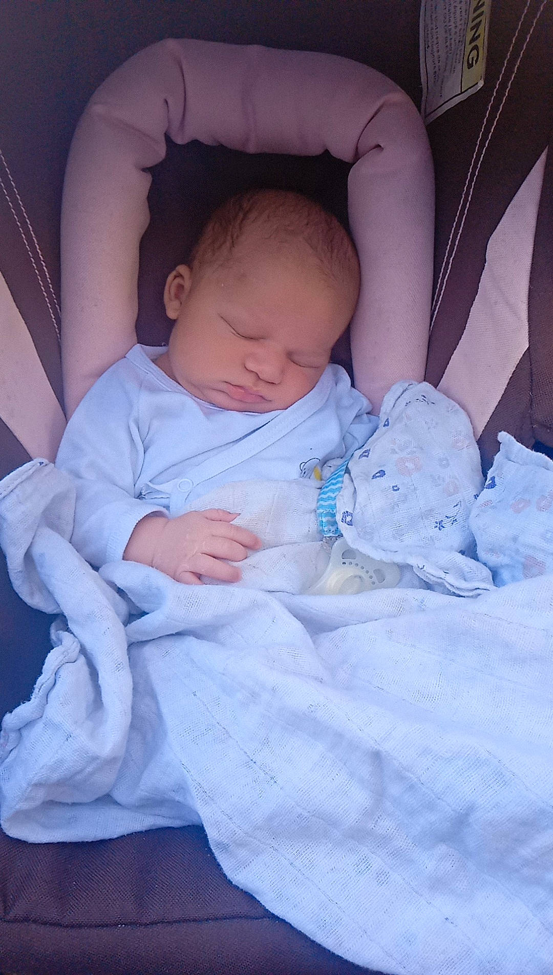 Ayane a rejoint le concours — aidez-le/la à gagner de superbes lots ! azure, baby, baby_toddler_clothing, cheek, comfort, eye, finger, hand, human_body, iris, leg, mouth, nose, person, skin, sleeve, stomach, textile, thumb, toddler