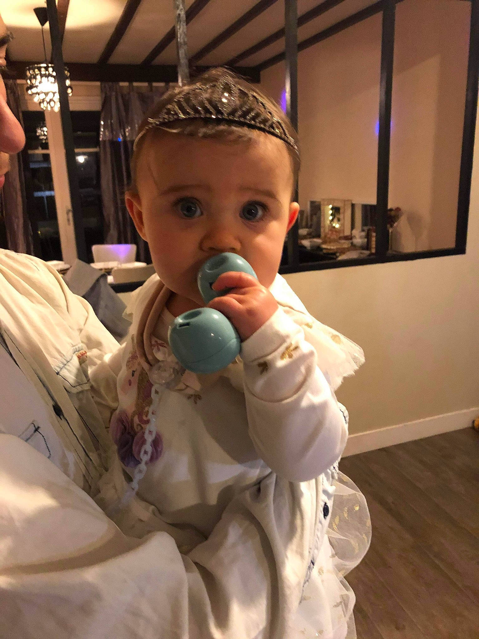 Princesse participe au concours pour gagner de l'argent avec cette photo : baby, baby_products, baby_toddler_clothing, child, drinkware, ear, event, fashion_accessory, flooring, fun, hardwood, iris, person, personal_protective_equipment, picture_frame, room, skin, thumb, toddler, vacation