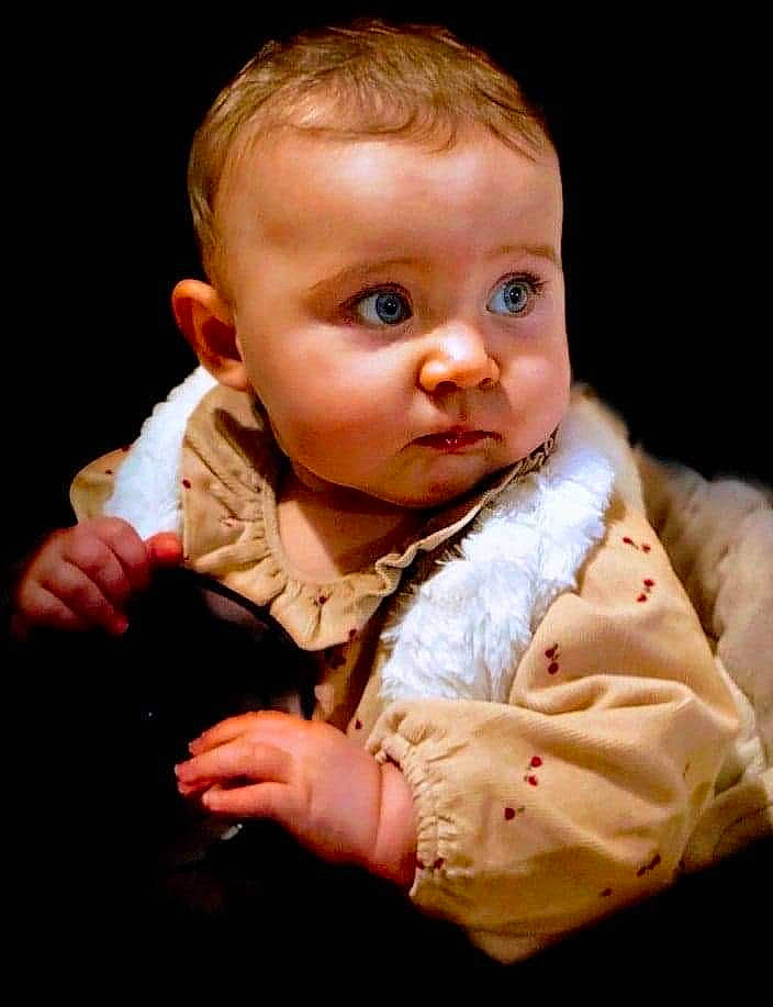 Princesse a rejoint le concours — aidez-le/la à gagner de superbes lots ! baby, baby_toddler_clothing, cheek, collar, comfort, ear, eyelash, flash_photography, gesture, hand, happy, human_body, iris, lip, mouth, nose, person, skin, sleeve, thumb