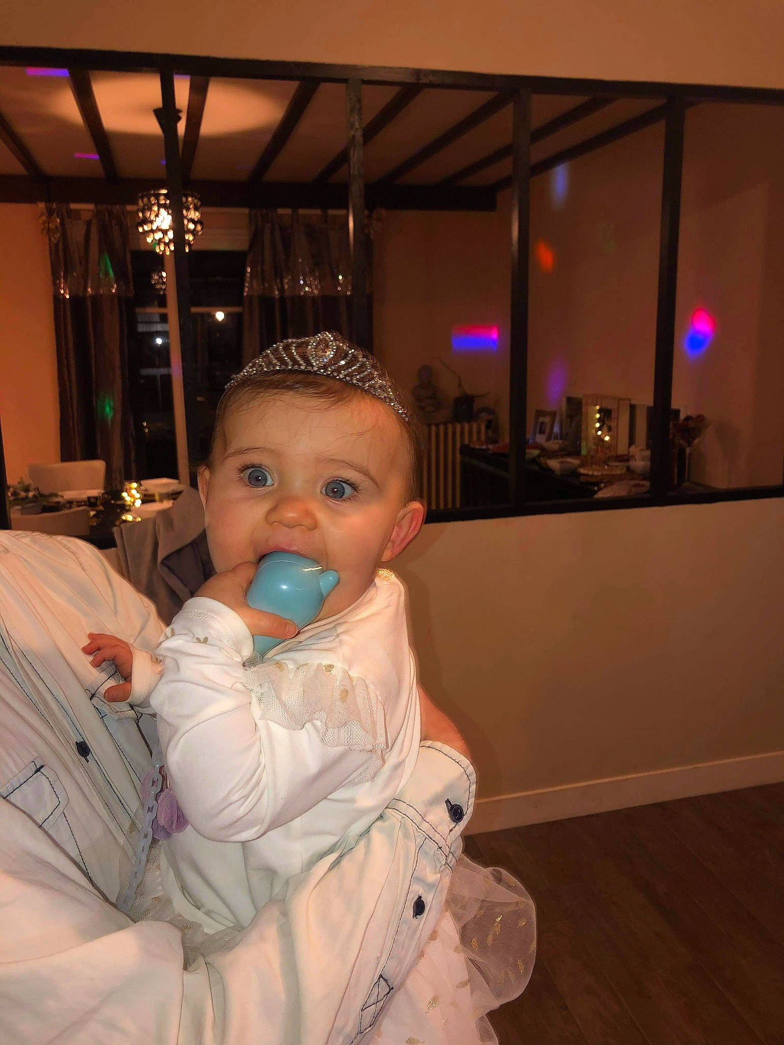 Princesse a rejoint le concours — aidez-le/la à gagner de superbes lots ! abdomen, baby, baby_products, baby_toddler_clothing, cheek, child, comfort, event, family, flash_photography, flooring, fun, happy, hardwood, iris, person, room, sitting, thumb, toddler