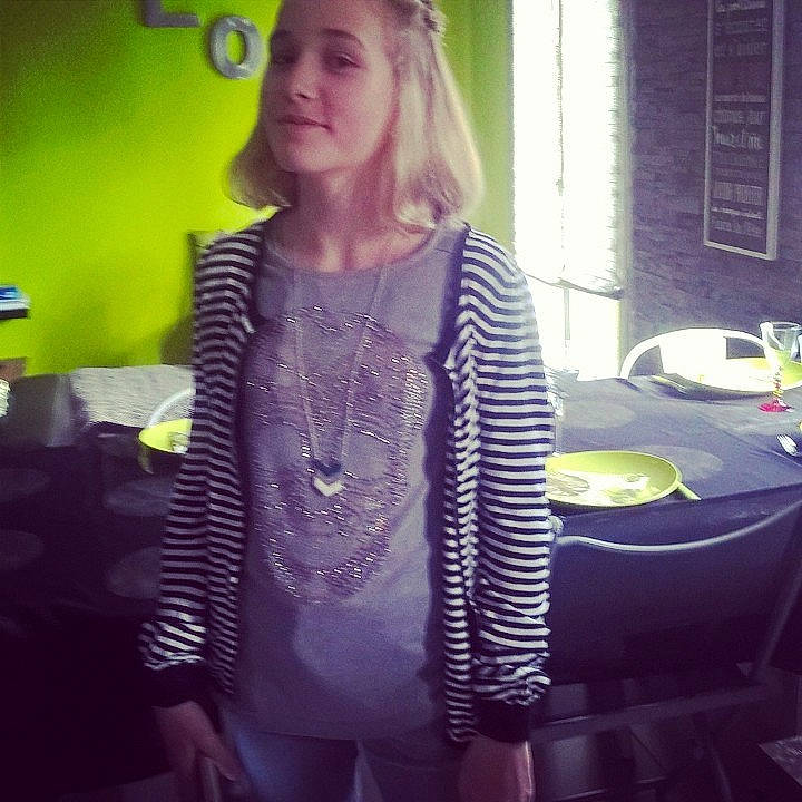 Lea a rejoint le concours — aidez-le/la à gagner de superbes lots ! beauty, clothing, cool, day, fashion, fun, girl, long_hair, outerwear, person, product, purple, shoulder, snapshot, textile, top