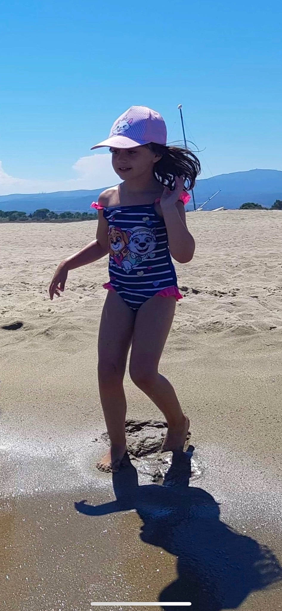 Chloé a rejoint le concours — aidez-le/la à gagner de superbes lots ! azure, baseball_cap, beach, blue, body_of_water, cap, cool, happy, hat, headwear, joy, landscape, leg, leisure, person, sky, standing, summer, sun_hat, thigh