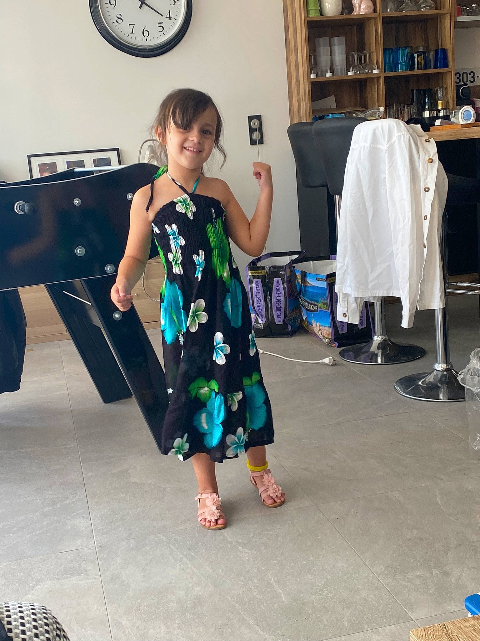 Chloé participe au concours pour gagner de l'argent avec cette photo : clock, dress, electric_blue, event, fashion_design, flooring, fun, happy, home_appliance, human_leg, joint, joy, one_piece_garment, person, room, sandal, shelf, shoulder, standing, t_shirt