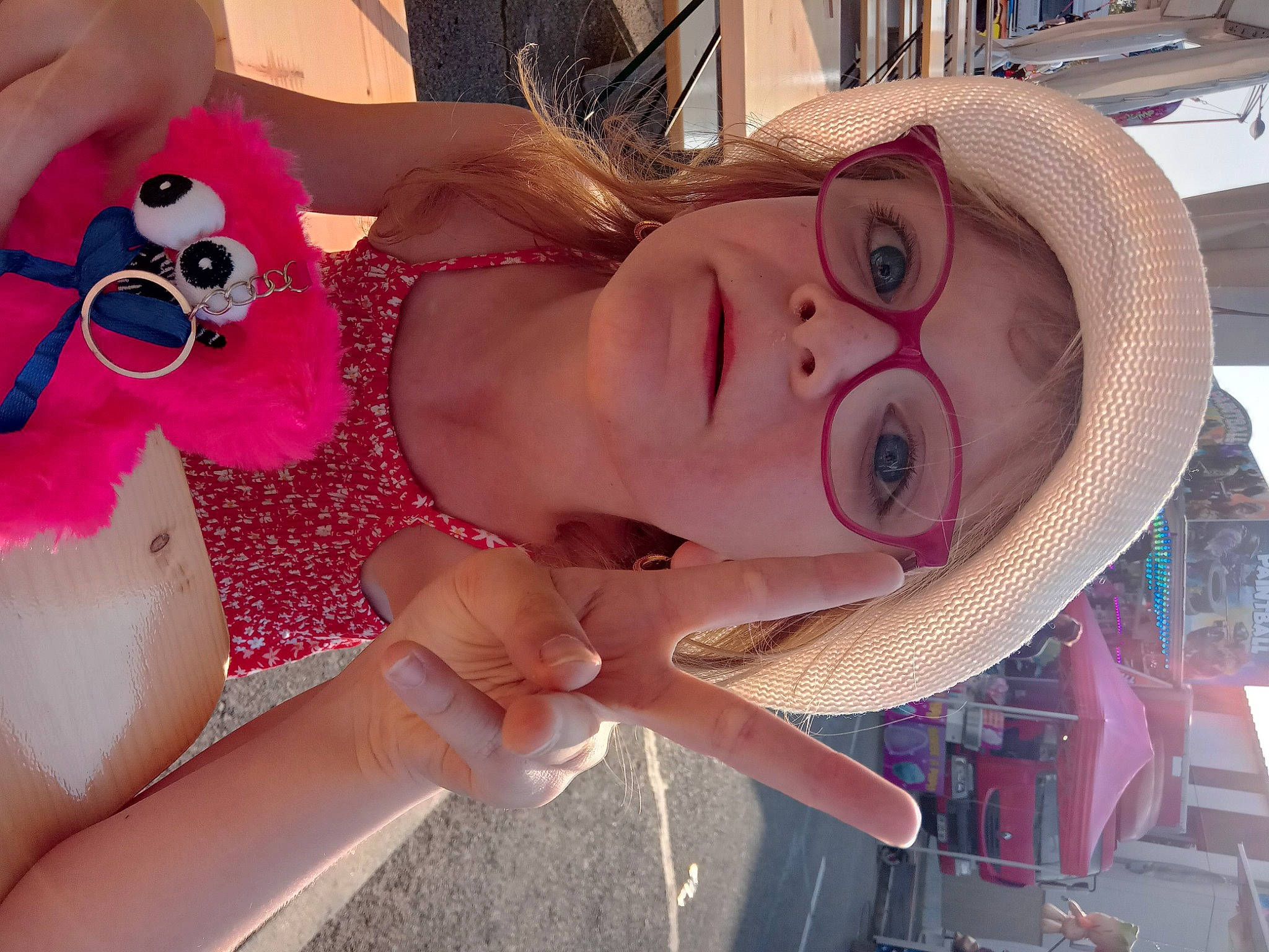 Juliette participe au concours pour gagner de l'argent avec cette photo : chest, cool, eyelash, eyewear, fawn, fun, happy, hat, headgear, lip, mouth, nose, person, pink, selfie, skin, sunglasses, thigh, toy, vision_care