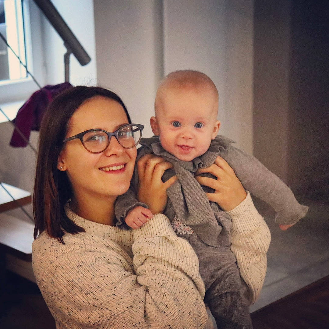 Alice a rejoint le concours — aidez-le/la à gagner de superbes lots ! arm, baby_toddler_clothing, comfort, couch, eyebrow, eyewear, finger, flash_photography, flooring, gesture, glasses, hand, happy, joy, person, shoulder, skin, sleeve, smile, thumb