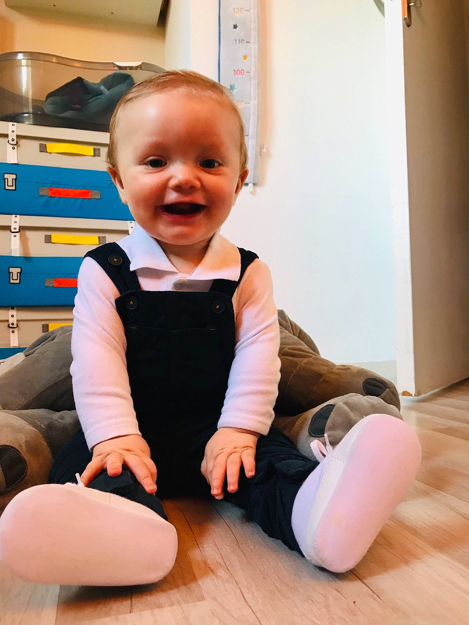 Pablo participe au concours pour gagner de l'argent avec cette photo : arm, baby, cheek, child, floor, flooring, leg, person, play, shoe, sitting, smile, toddler