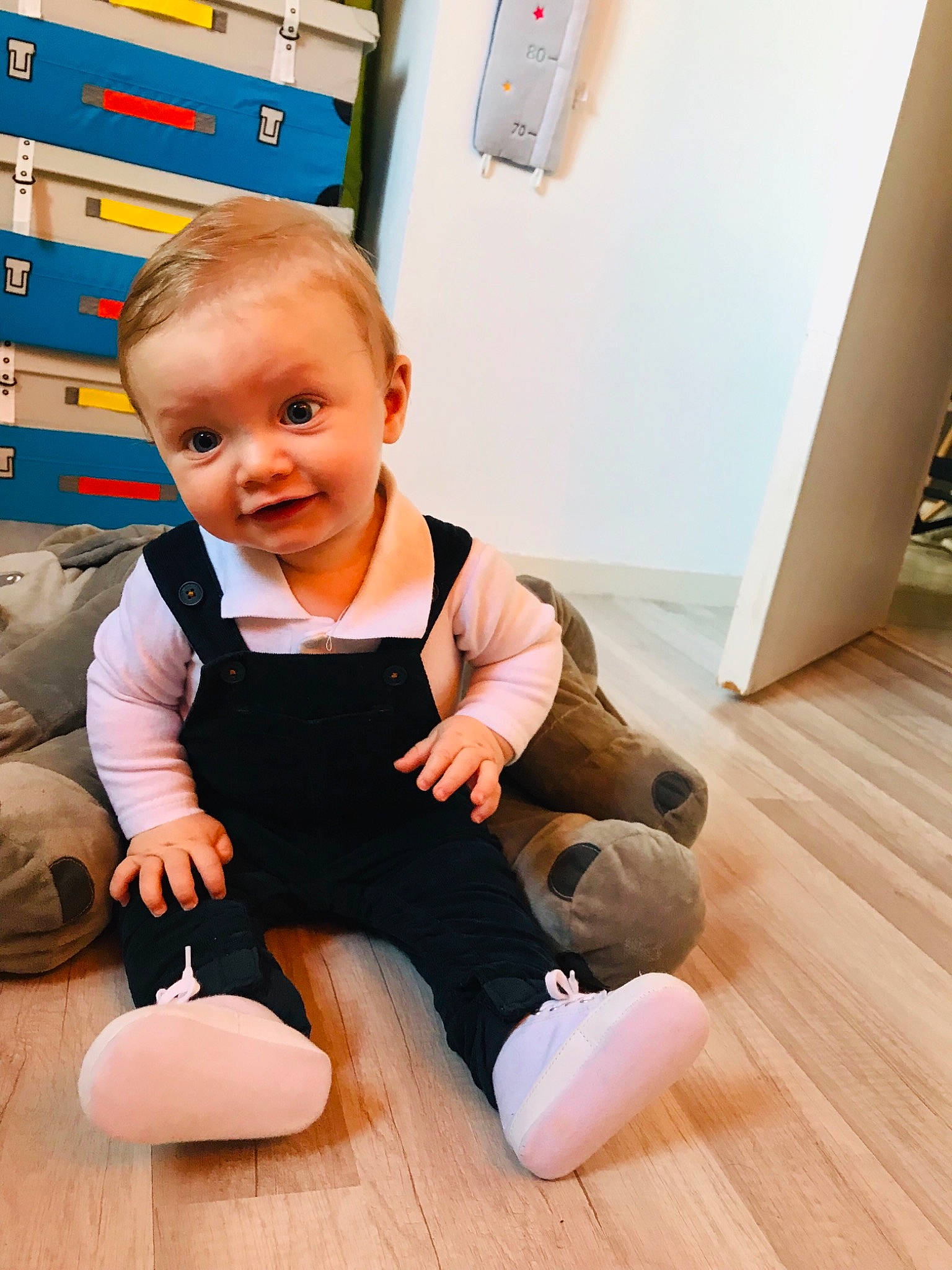 Pablo participe au concours pour gagner de l'argent avec cette photo : arm, baby, child, floor, flooring, leg, person, play, room, shoe, sitting, smile, toddler, wood