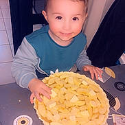 Tiago a rejoint le concours — aidez-le/la à gagner de superbes lots ! apple_pie, baking, butter, child, cooking, face, food_preparation, hands, happy, homemade, indoor, kitchen, pie_crust, portrait, sitting, smiling, table, tablecloth, toddler, young_child