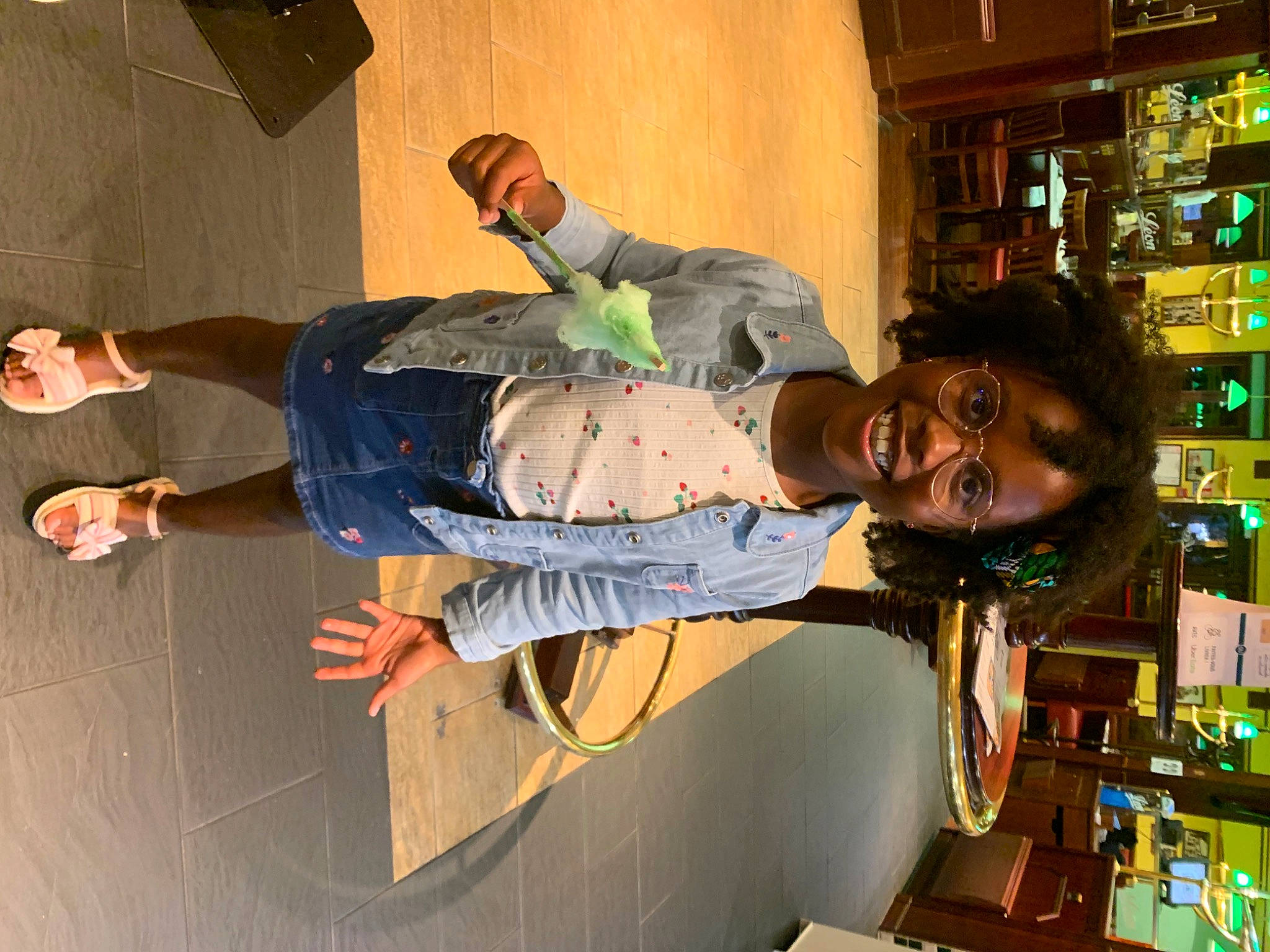 Evaëlle a rejoint le concours — aidez-le/la à gagner de superbes lots ! clothing, cool, customer, denim, drink, eyewear, fun, happy, joy, leisure, machine, night, person, recreation, retail, room, smile, space, t_shirt, vacation