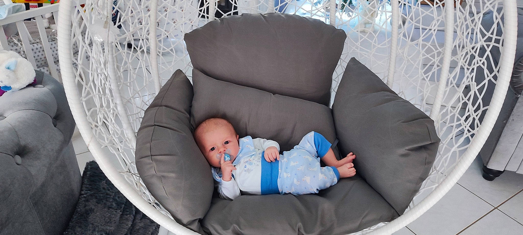 Hippolyte participe au concours pour gagner de l'argent avec cette photo : baby, baby_products, baby_toddler_clothing, chair, child, comfort, couch, fashion_accessory, grass, infant_bed, lap, leisure, linens, nap, pattern, person, room, sitting, textile, toddler