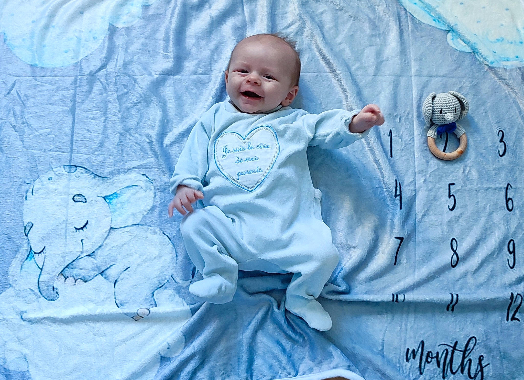Hippolyte participe au concours pour gagner de l'argent avec cette photo : art, azure, baby, baby_toddler_clothing, beauty, bedding, child, comfort, electric_blue, happy, illustration, linens, pattern, person, pink, product, sleeve, t_shirt, textile, toddler