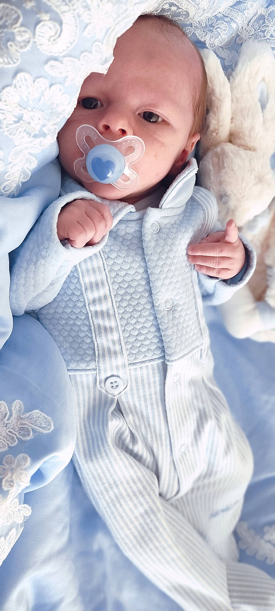 Hippolyte participe au concours pour gagner de l'argent avec cette photo : baby, baby_toddler_clothing, beauty, blazer, button, collar, finger, formal_wear, fur, fur_clothing, gesture, happy, outerwear, pattern, person, photograph, sleeve, textile, thumb, toddler