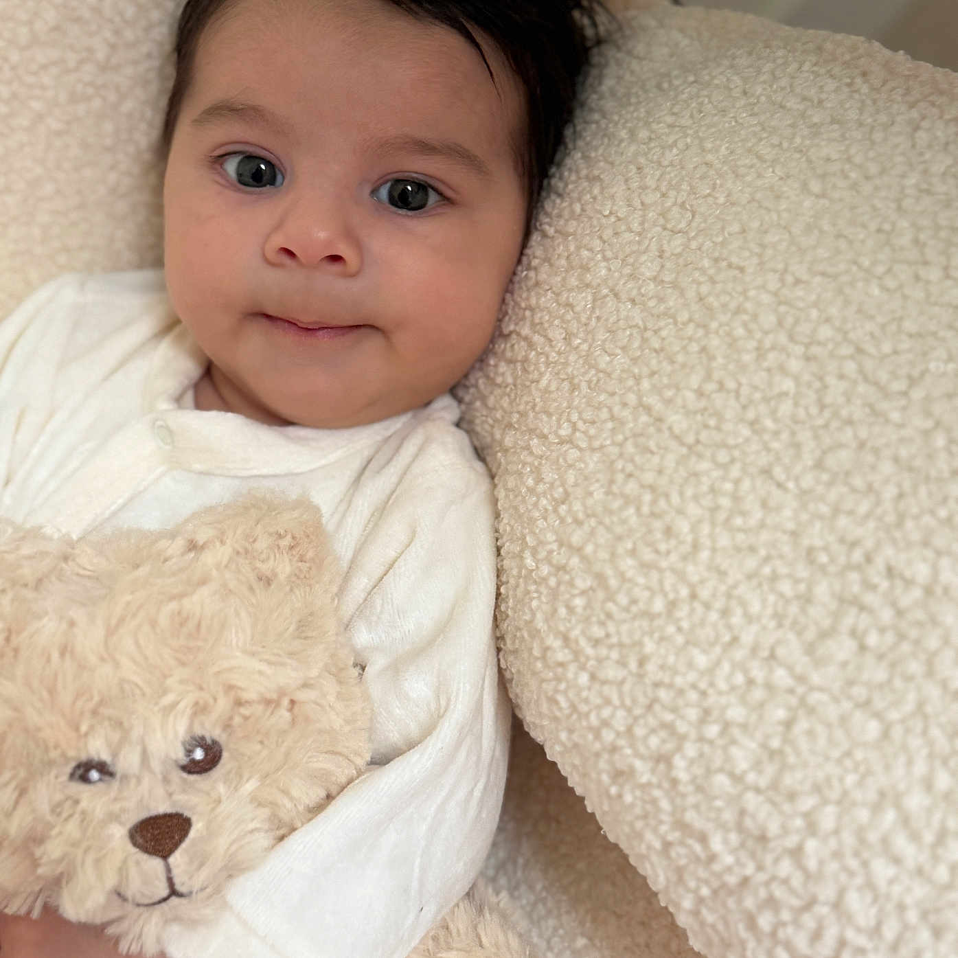 Ibrahim participe au concours pour gagner de l'argent avec cette photo : baby, teddy_bear, cuddle, soft_texture, cushion, white_clothing, infant, portrait, indoors, cozy, cute, child, smile, face, plush_toy, comfort, young_child, close_up, happy, resting