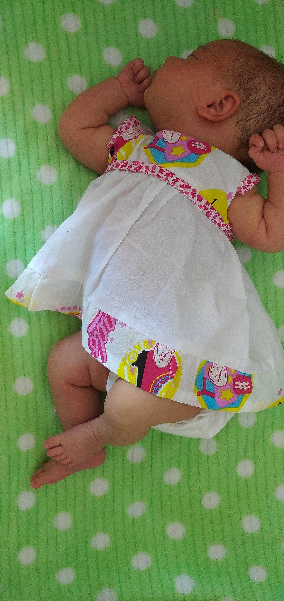 Hélène a rejoint le concours — aidez-le/la à gagner de superbes lots ! baby, baby_toddler_clothing, child, diaper, pattern, person, pink, play, toddler