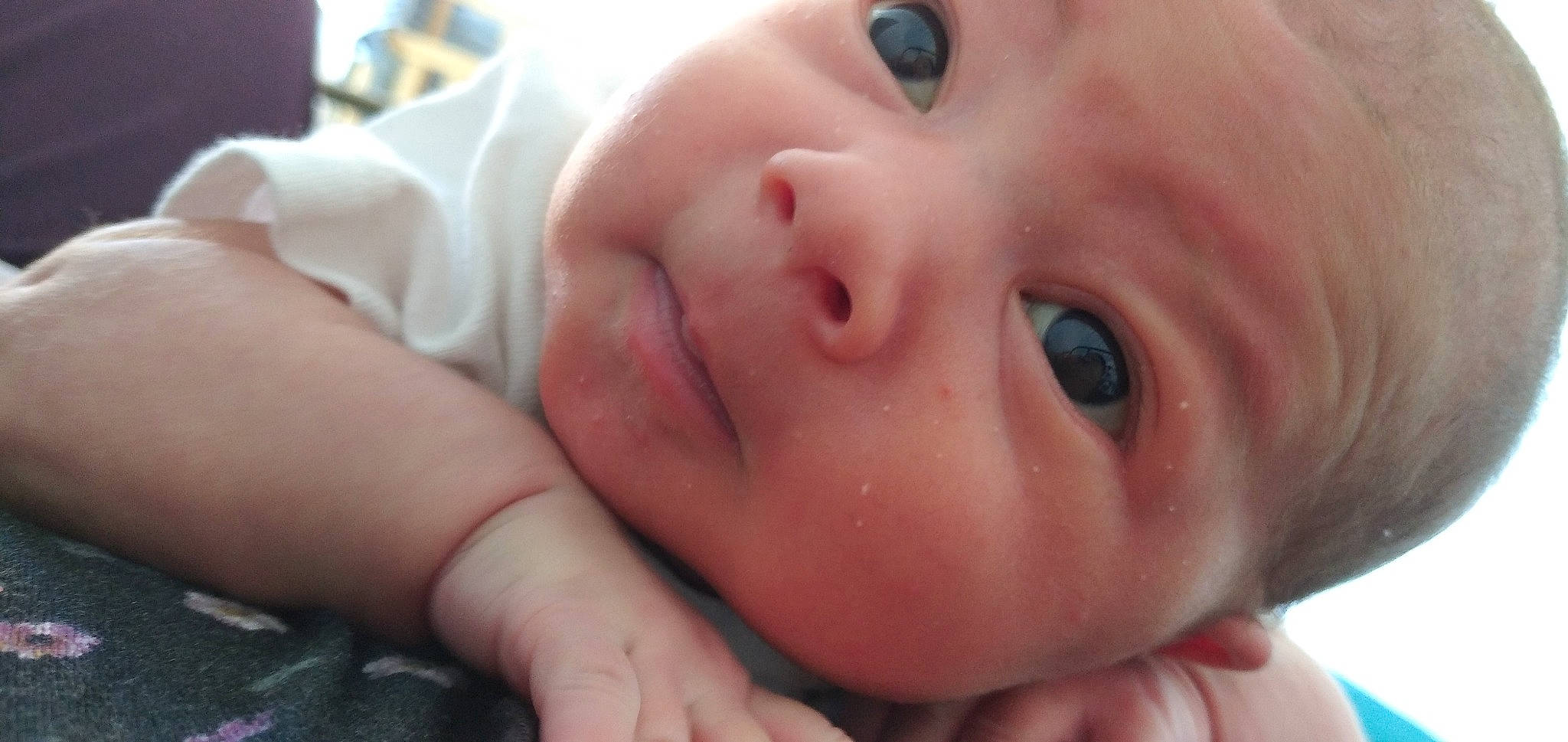Hélène participe au concours pour gagner de l'argent avec cette photo : baby, cheek, child, chin, close_up, eye, eyebrow, face, facial_expression, finger, forehead, hand, head, lip, mouth, nose, person, skin, smile, thumb